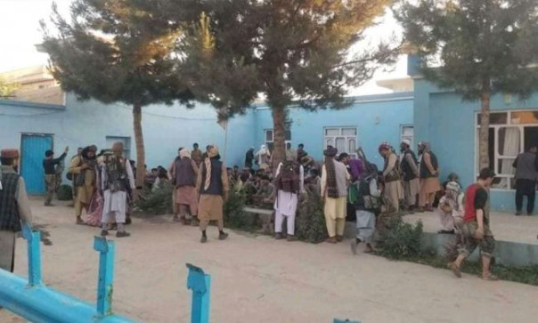 За сутки талибы взяли под контроль еще три района в Афганистане