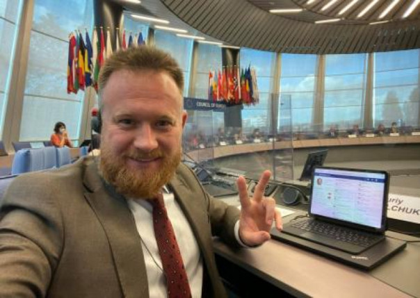 «Слугу народа», считающего COVID-19 выдумкой, избрали спикером в ПАСЕ по COVID-паспортам