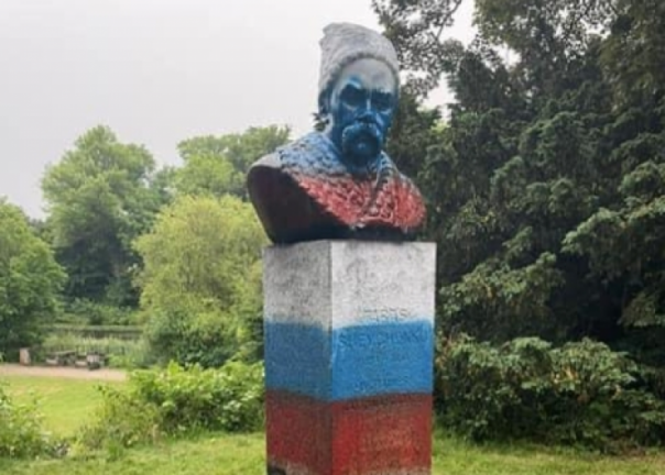 В Копенгагене памятник Шевченко раскрасили в цвета российского триколора