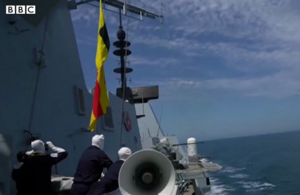 Журналист БиБиСи опубликовал видео что происходило на эсминце Defender во время инцидента