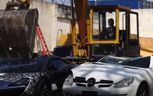 "Шикарное видео для трендов": На Филиппинах таможенники уничтожили два десятка нелегальных суперкаров