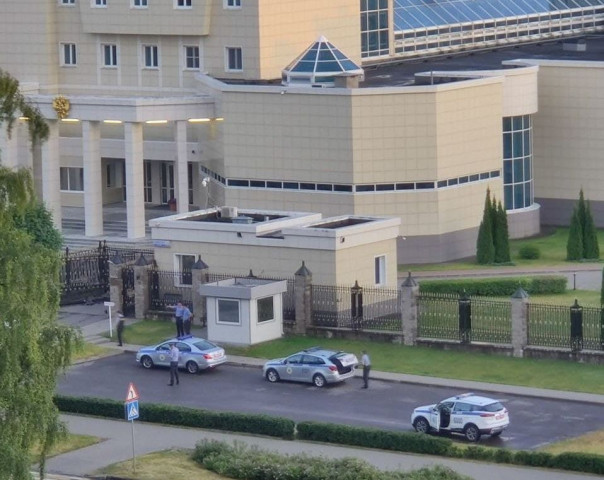 В ворота посольства России в Минске въехал легковой автомобиль, водитель пытался скрыться с места ДТП