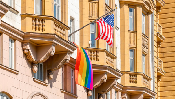 Встала радуга-дуга. Американское посольство покрасилось