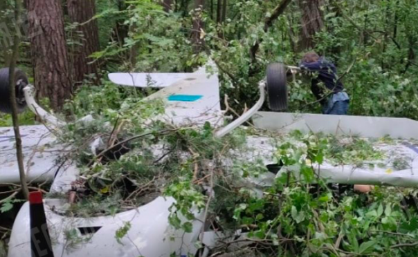 Легкомоторный самолёт сел в лесу под Москвой