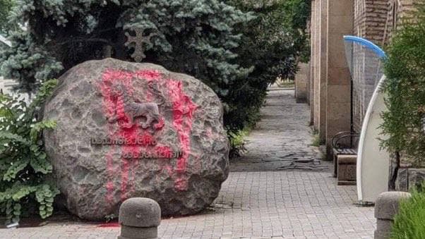 "Одевайтесь тепло, берите зонтики, чай, кофе, хорошее настроение и друзей" - в Грузии раскачивают новый майдан