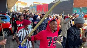 Лучше поздно, чем никогда: власти ЮАР, после начала боев, вывели на улицы армию