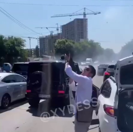 «Со стрельбой с калашникова и дрифтом». В Одессе свадьбу отметили очередью из автомата посреди улицы