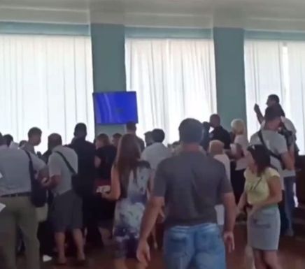 На Харьковщине подрались депутаты из-за переименования школ