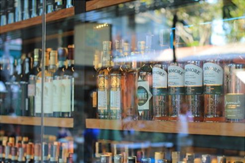 Киевский подросток ради видео разбил бутылку виски стоимостью с автомобиль