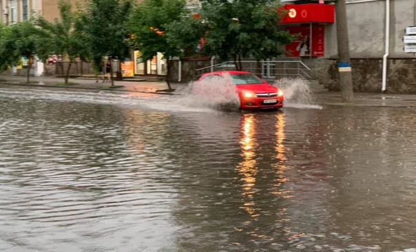 Бердянск накрыл ураган и затопил мощный ливень. Разгромлены пляжи, 110 баз отдыха остались без электричества