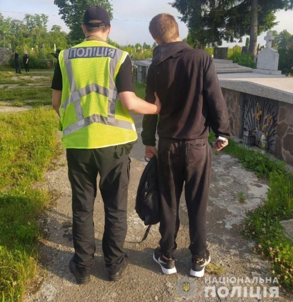 Во Львовской области молодой парень разгромил почти 60 надгробий на могилах сечевых стрельцов