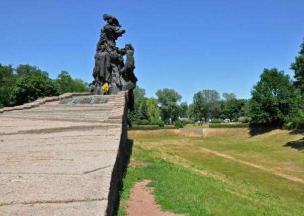 Опрос: почти половина украинцев не знает, где находится Бабий Яр