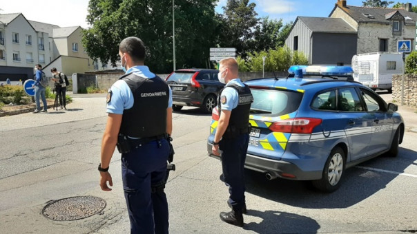 Покупатель с ножом набросился на продавцов магазина во Франции