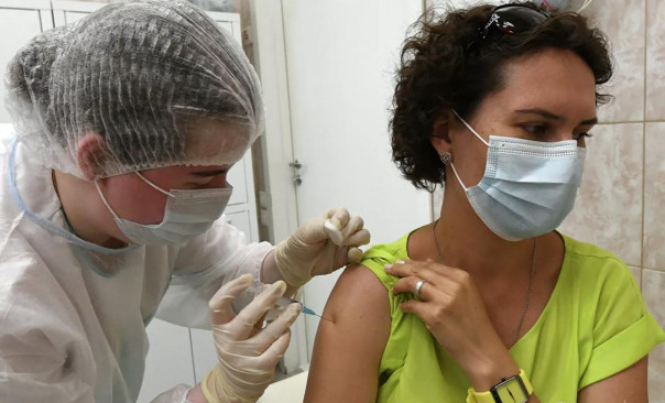 Почему заболевают привитые от COVID-19. Ученые раскрыли статистику