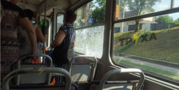 «Люди с перепугу попадали на пол». В Харькове подростки обстреляли трамвай