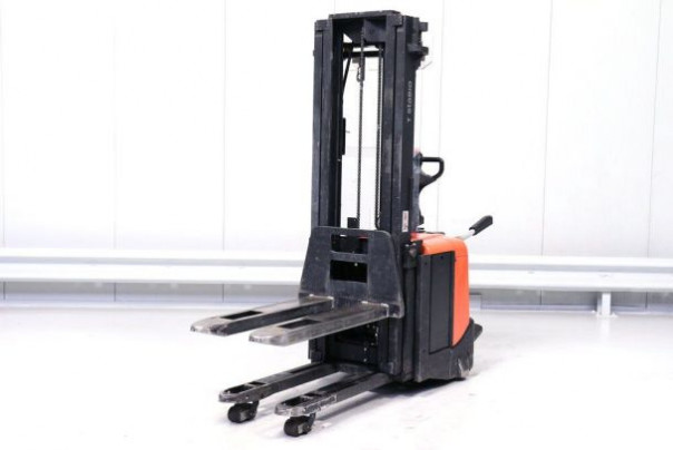 Конструкция и сферы применения электрических штабелеров