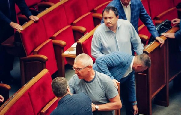 Украинские депутаты подрались в зале Верховной рады