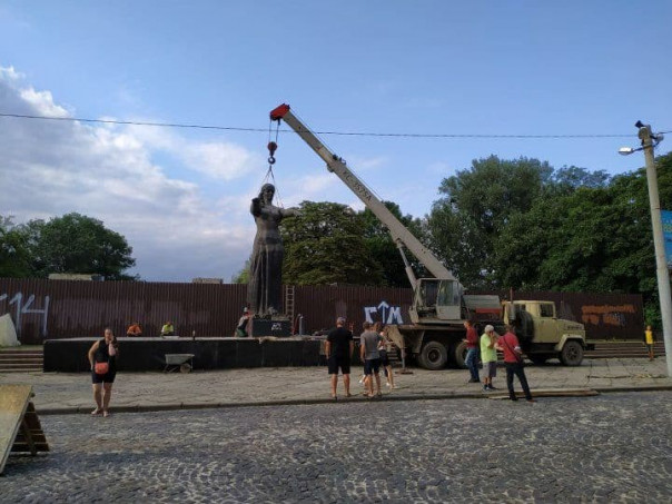 Внутри Монумента Славы, демонтированного во Львове, обнаружили капсулу времени