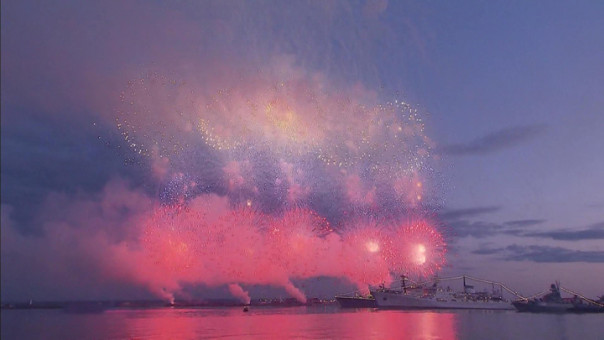 День Военно-морского флота завершился красивым салютом.