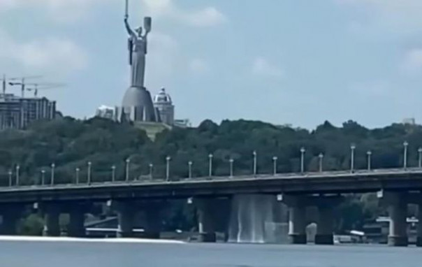 На мосту Патона в очередной раз прорвало трубу