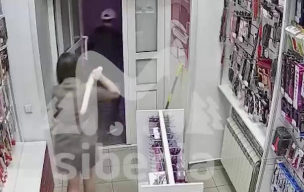 Ограбление в стиле BDSM: в Новокузнецке продавщица секс-шопа отбилась от вора резиновым фаллоимитатором