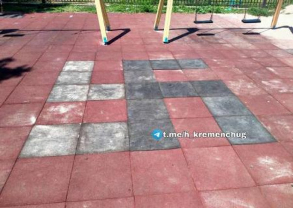 В Кременчуге рядом с детским садом на тротуаре заботливо выложили свастику
