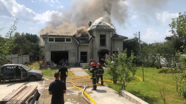 Легкомоторный самолет рухнул на крышу дома на западе Украины, четыре жертвы