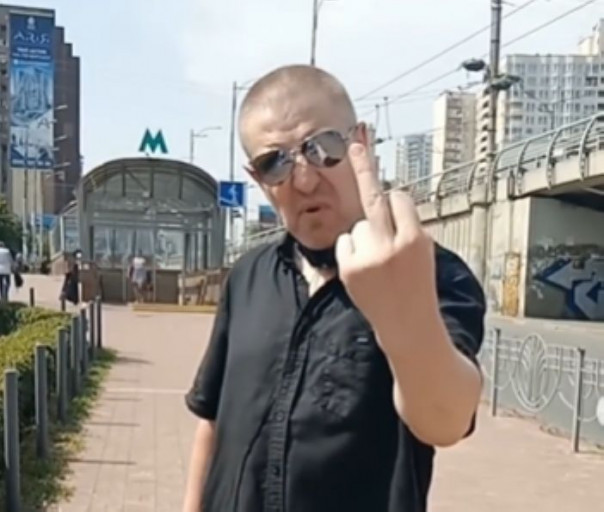 "Чимчикуй за мавчиками": Солист группы Green Grey показал средний палец "мовному" закону