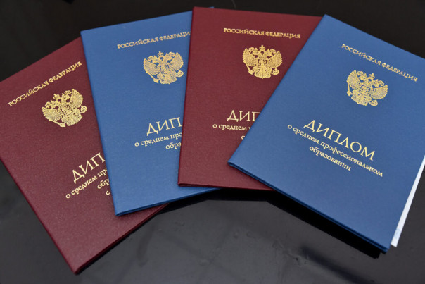 Пушилин вручил первые российские дипломы выпускникам учреждений среднего профобразования ДНР