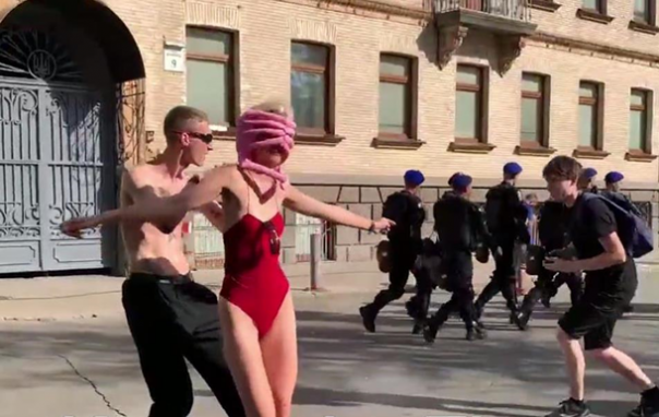 Пока Зеленский находится в Донбассе под окнами его Офиса начались ЛГБТ-движуха с столкновениями