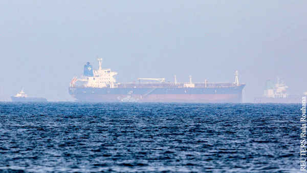 Экипажи четырех танкеров у берегов ОАЭ потеряли контроль над судами