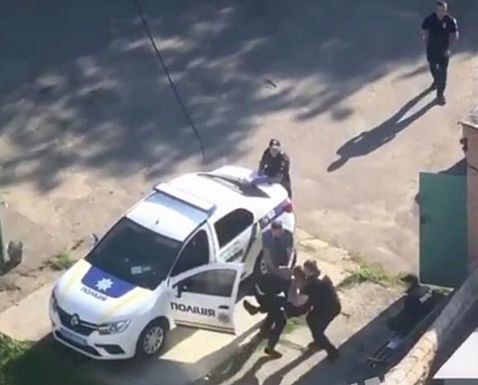 В Белой Церкви дерущихся полицейских разнимали прохожие (Видео)