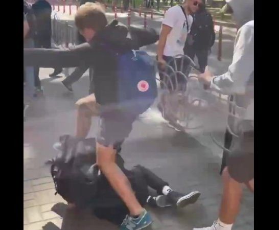 В Киеве на журналиста издания "Буквы" напали и жестоко избили националисты, приняв его за представителя движения Антифа.