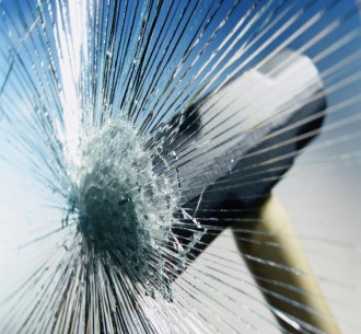 Вандалы разгромили остановку в Подмосковье