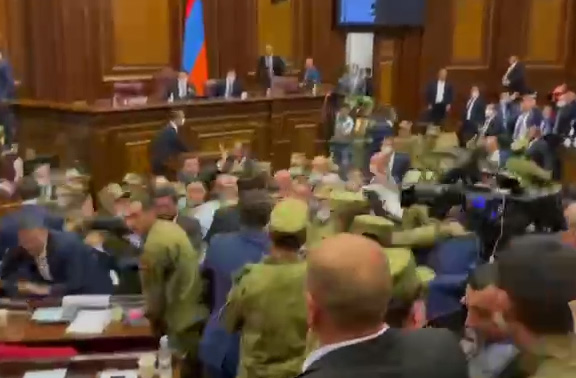 В армянском парламенте произошла потасовка, депутаты закидали бутылками Айка Саркисяна