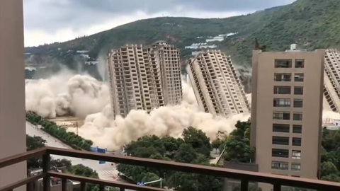 Зрелищное видео масштабного сноса нескольких высоток в Китае