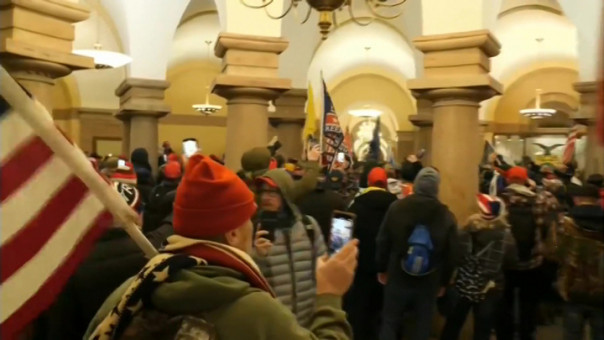 Общественность считает самоубийства полицейских США подозрительными