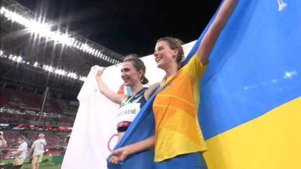 Украинская и российская атлетки-медалистки сделали фото в обнимку на Олимпиаде