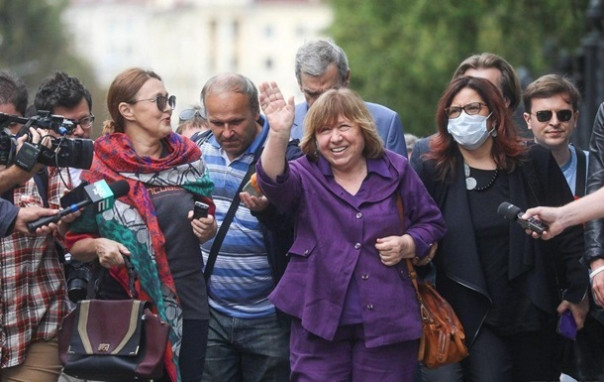 В Белоруссии из школьной программы исключили Солженицына и Алексиевич