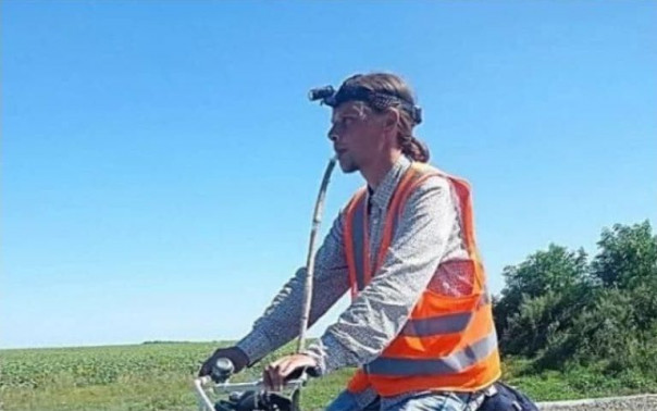 Страна перемог: Николаевский изобретатель проехал 600 километров на велосипеде, играя на сопилке гимн