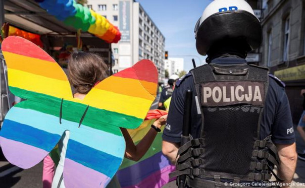Борьба с гомосексуализмом оставит Польшу и Венгрию без денег