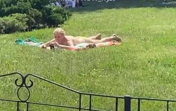 В Киеве дамочка в одних стрингах ловила витамин D и взгляды прихожан возле храма ПЦУ