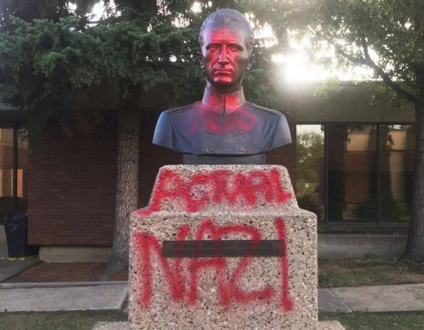 «Настоящий нацист»: в Канаде неизвестные исписали краской памятник Шухевичу