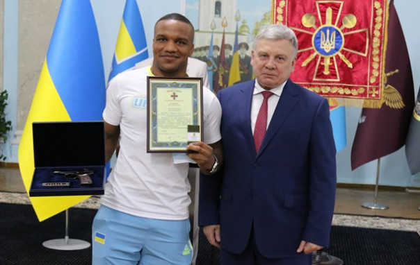 Наградной пистолет «защитит» нардепа старшего лейтенанта Беленюка от расистов