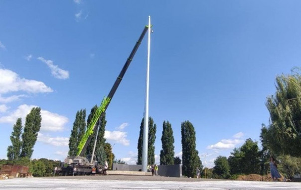 Ещё не упал: В Ужгороде наклонился новый флагшток за 6 млн