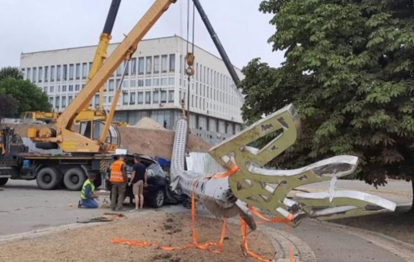 Символичненько: Рухнул 70-метровый флагшток, установленный к 30-летию Независимости, раздавив припаркованный Lexus