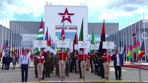 Два «так точно» и три «никак нет»: Путин пообщался с курсантами учебного центра «Авангард»