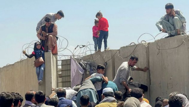 Талибы закрыли афганцам доступ в аэропорт в Кабуле. Самолеты Минобороны эвакуировали из Афганистана россиян и граждан еще пяти стран