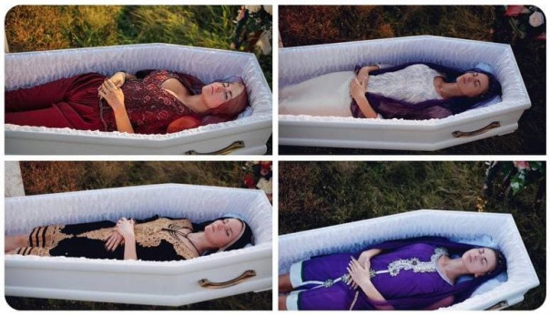 Украинских моделей уложили в гроб на показе коллекции одежды для похорон