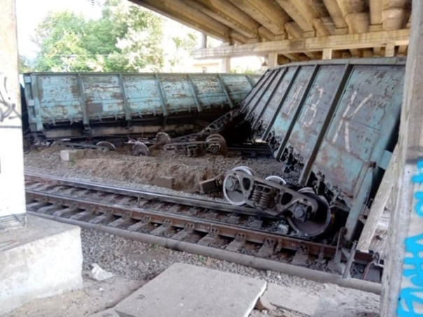 Очередной грузовой состав сошёл с рельсов на Украине